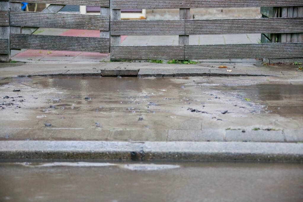 Straat blank na waterleidingbreuk