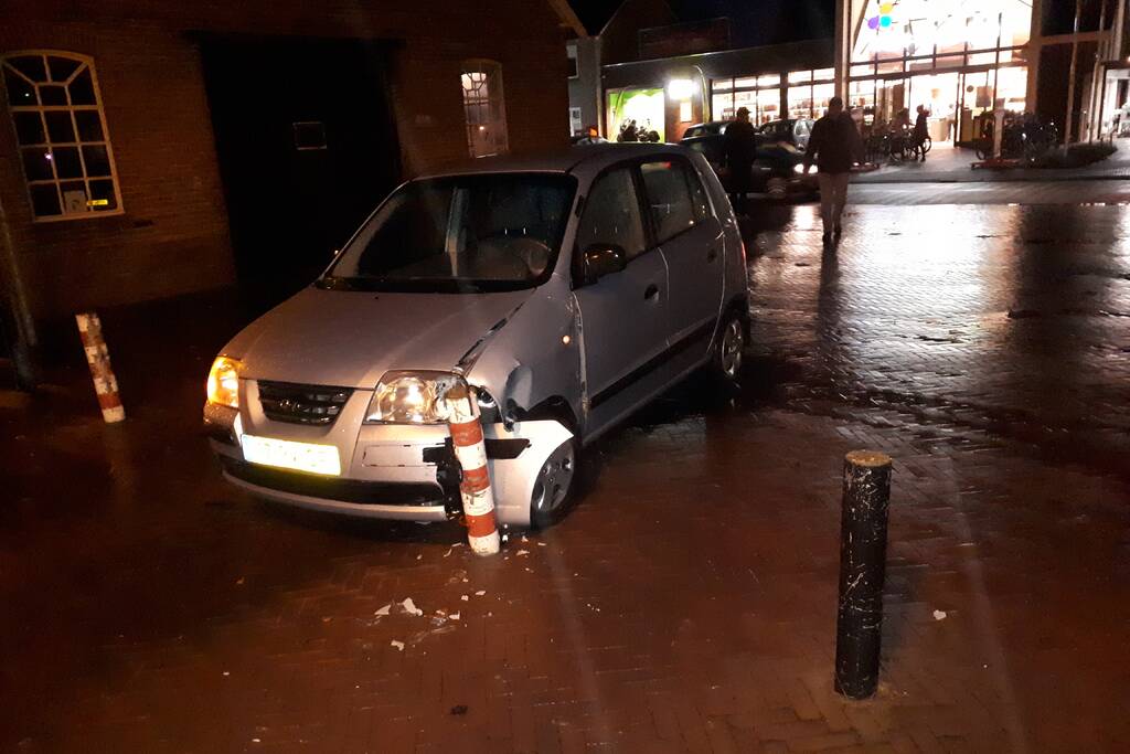 Automobilist ziet paaltje over het hoofd