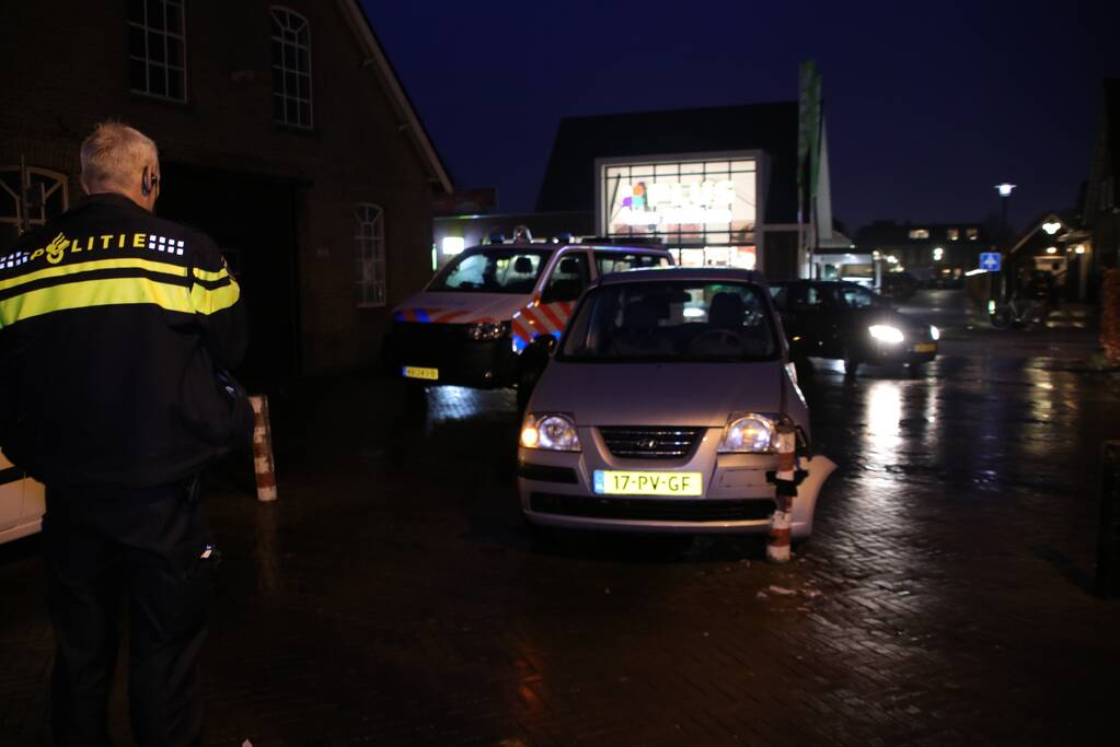 Automobilist ziet paaltje over het hoofd