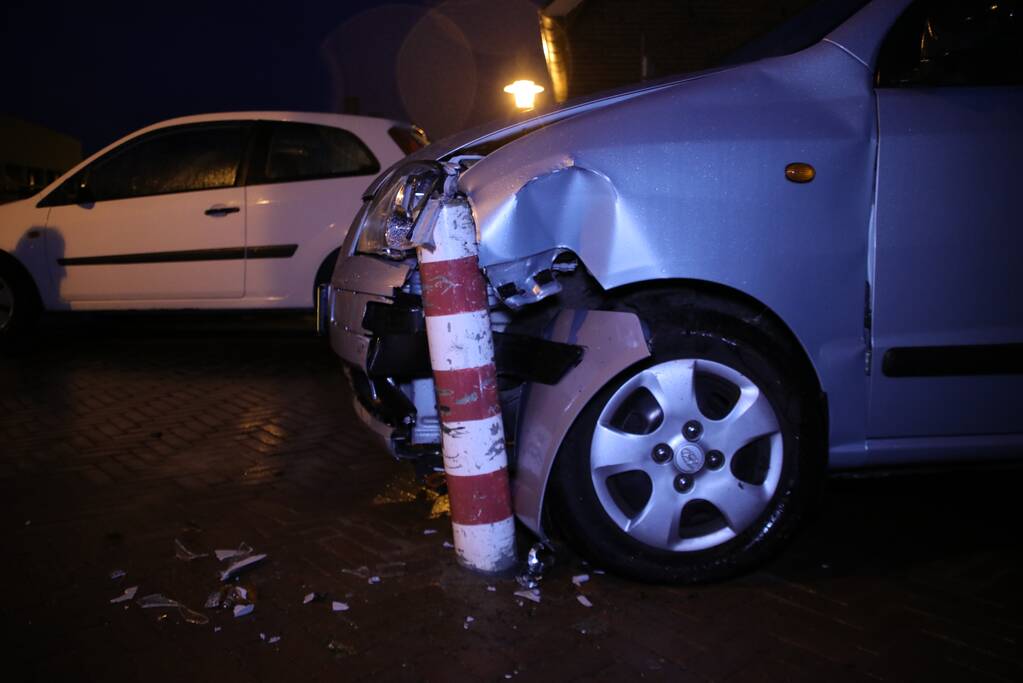 Automobilist ziet paaltje over het hoofd
