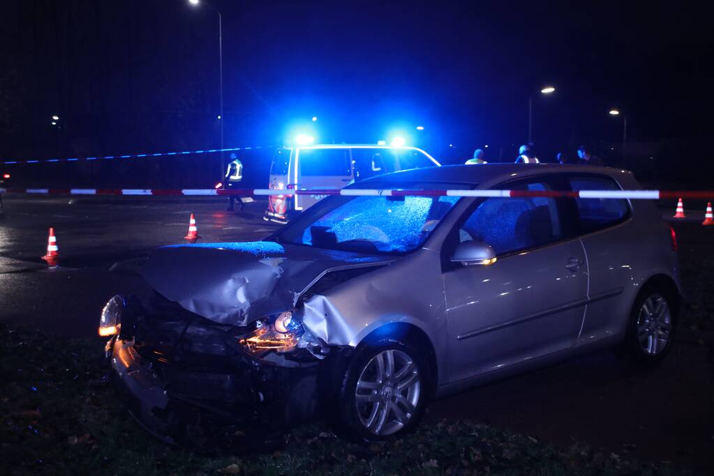 Twee auto's botsen op elkaar een gewonde