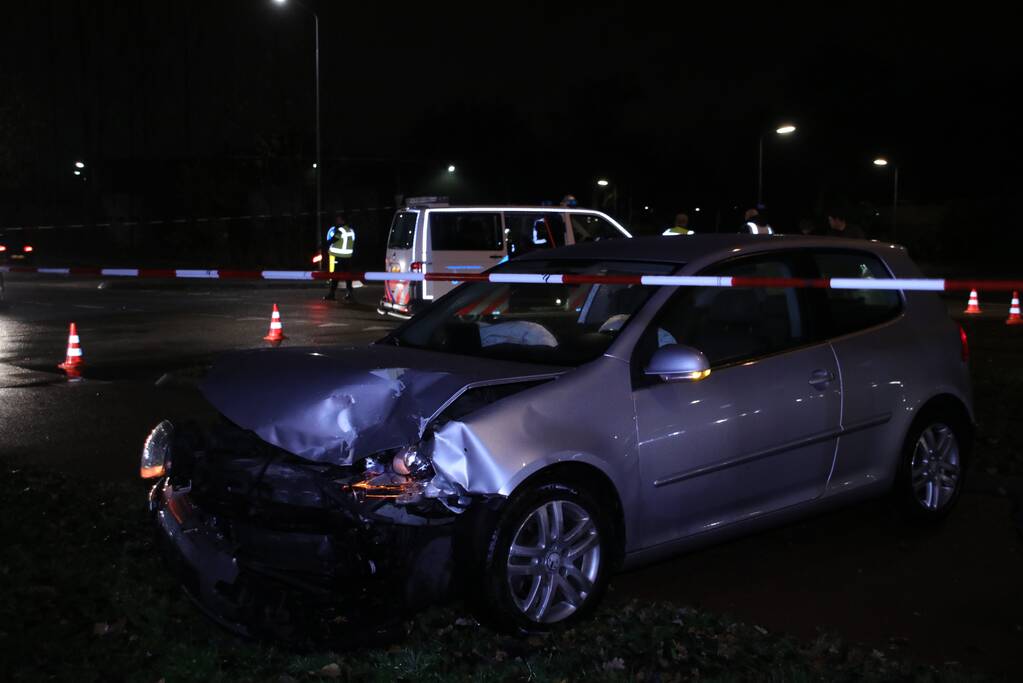 Twee auto's botsen op elkaar een gewonde