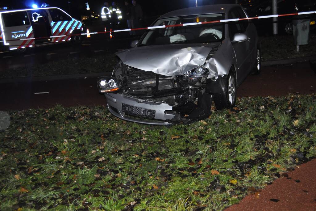 Twee auto's botsen op elkaar een gewonde