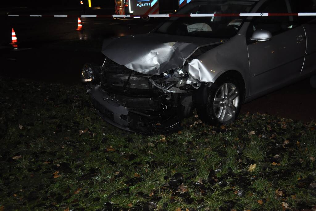 Twee auto's botsen op elkaar een gewonde