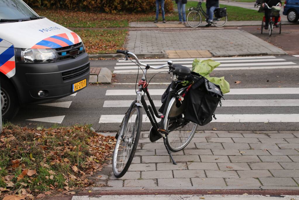 Fietser zwaargewond bij aanrijding op rotonde