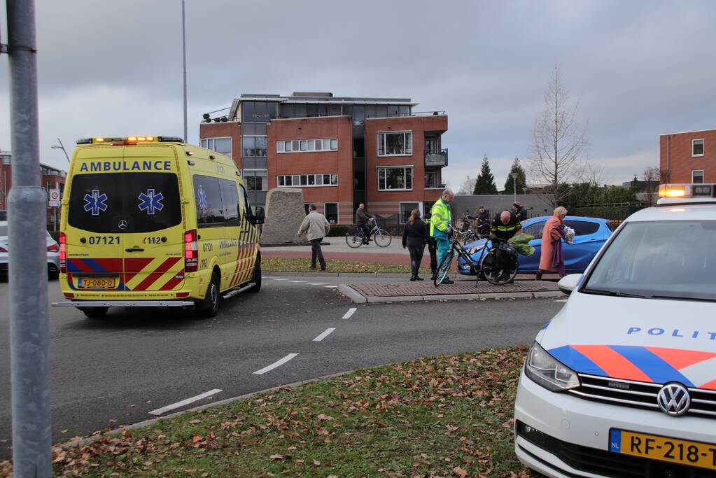 Fietser zwaargewond bij aanrijding op rotonde