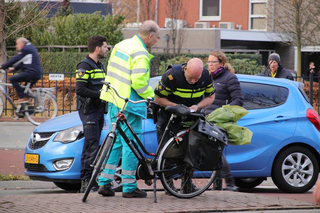 Fietser zwaargewond bij aanrijding op rotonde