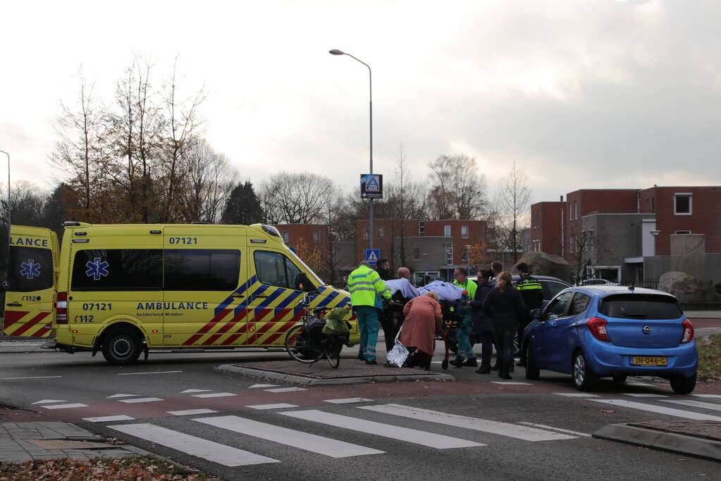 Fietser zwaargewond bij aanrijding op rotonde