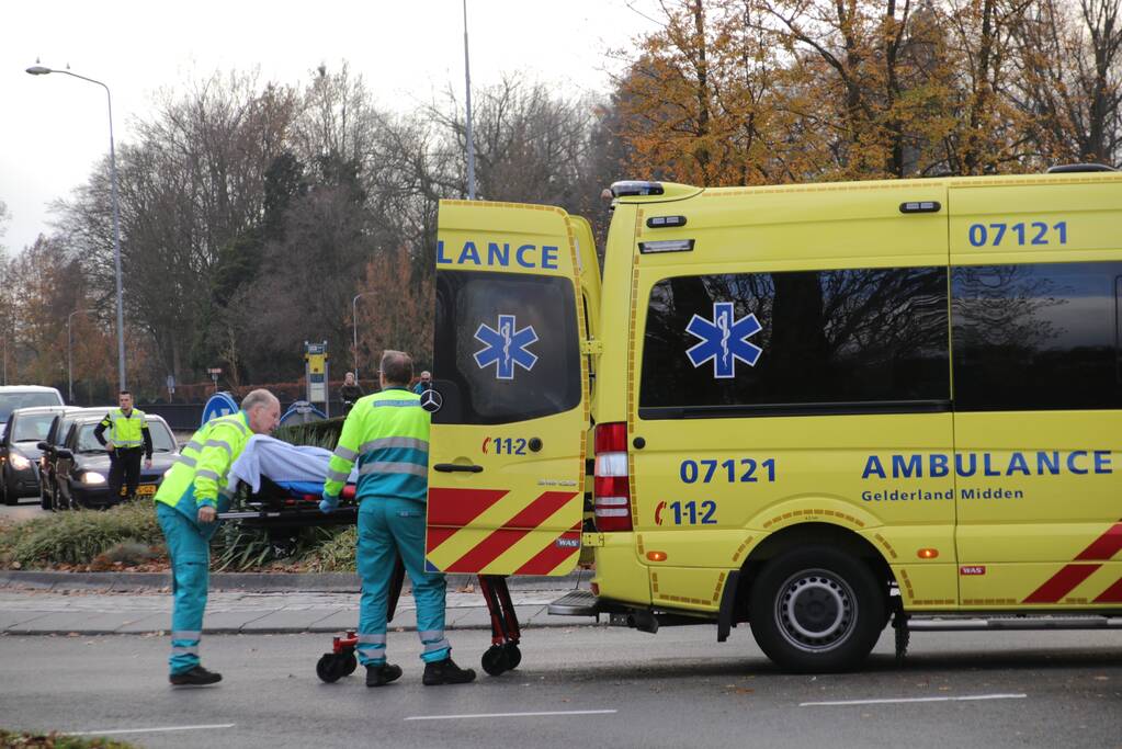 Fietser zwaargewond bij aanrijding op rotonde