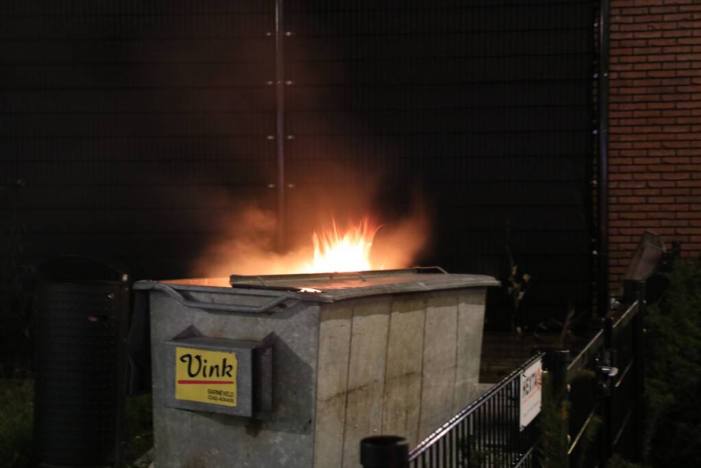 Containerbrand bij supermarkt