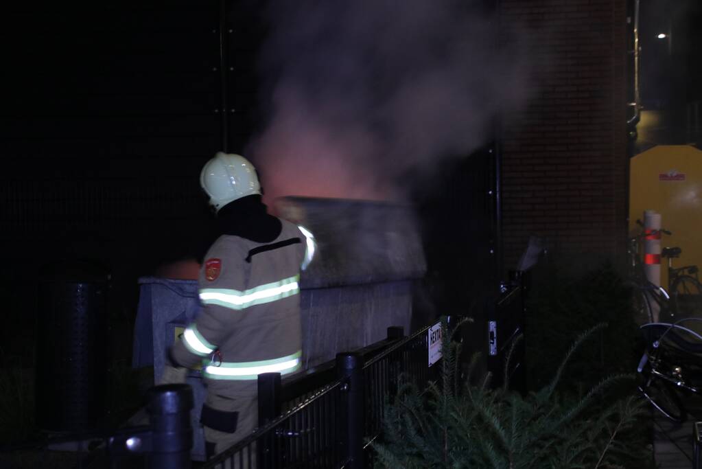 Containerbrand bij supermarkt