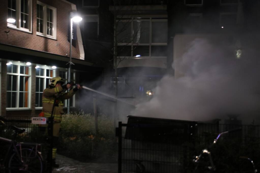 Containerbrand bij supermarkt