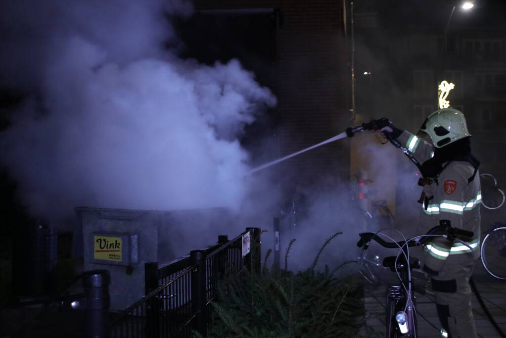 Containerbrand bij supermarkt