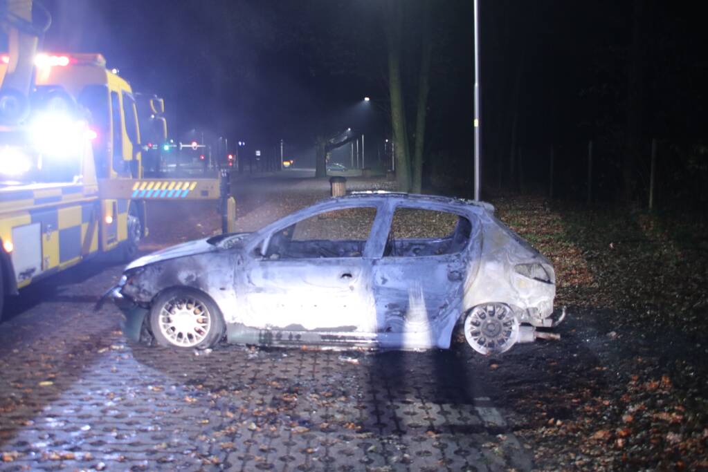 Auto uitgebrand op parkeerplaats