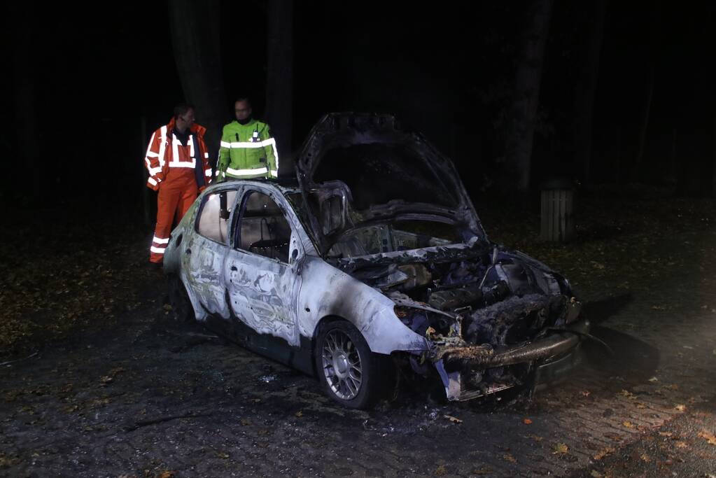 Auto uitgebrand op parkeerplaats
