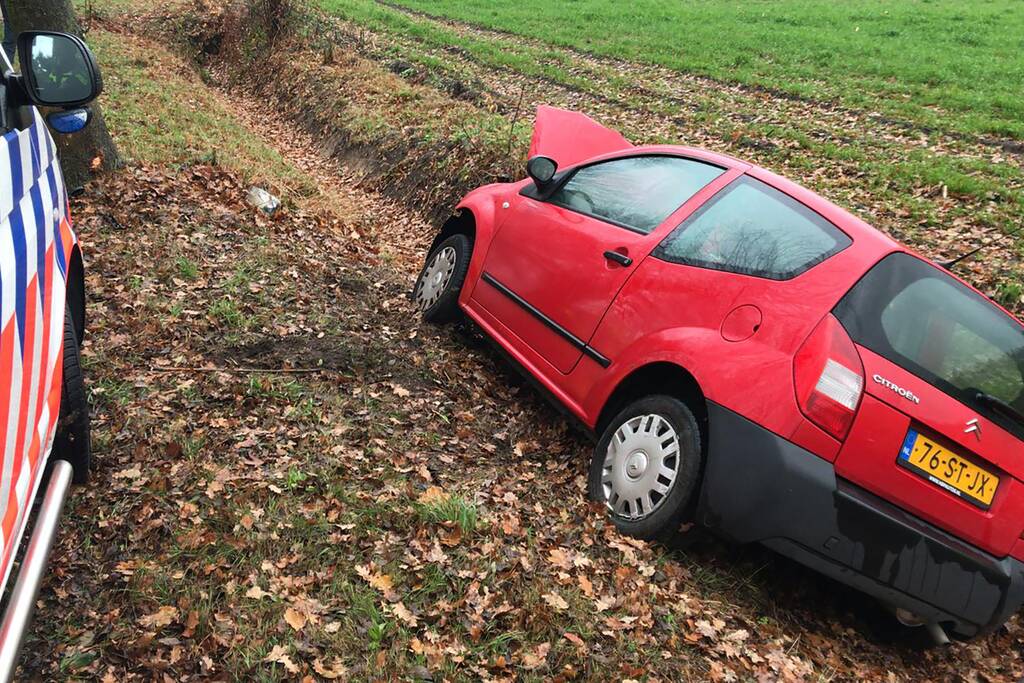 Twee gewonden na botsing met boom