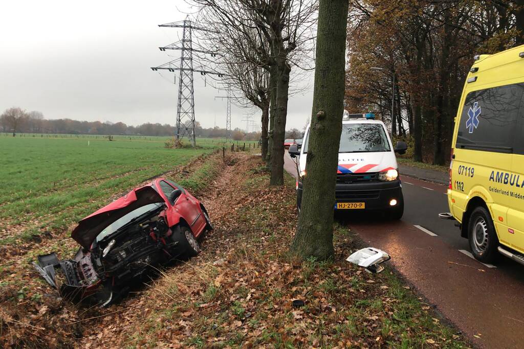 Twee gewonden na botsing met boom