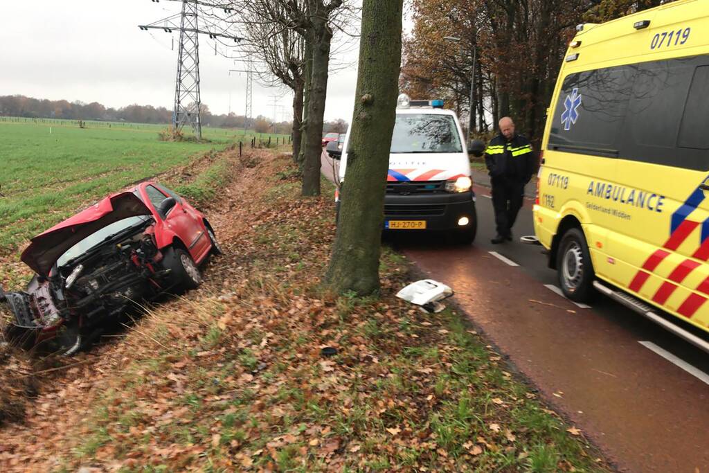 Twee gewonden na botsing met boom