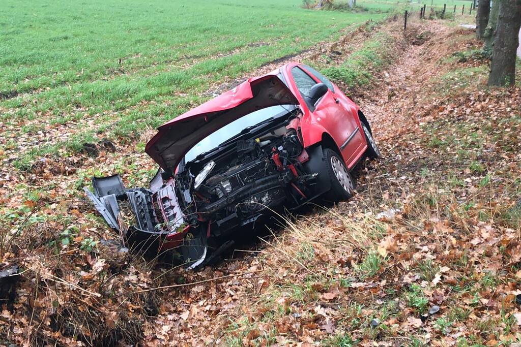 Twee gewonden na botsing met boom