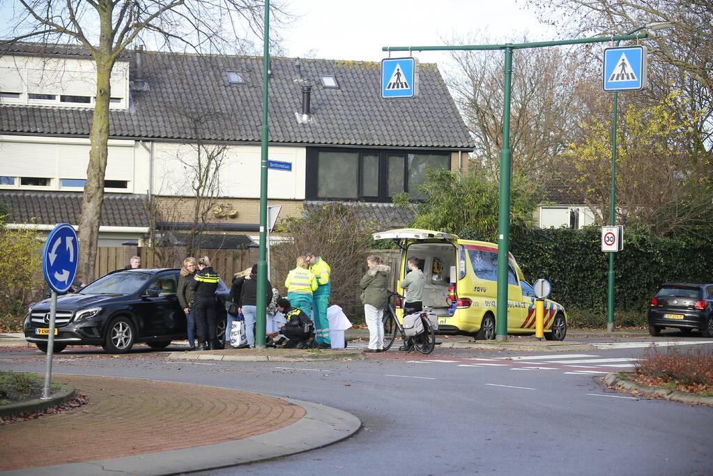 Fietsster gewond na botsing met auto
