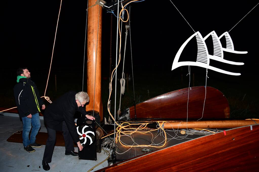 Wethouder ontsteekt verlichting SkÃ»tsje Eemlander