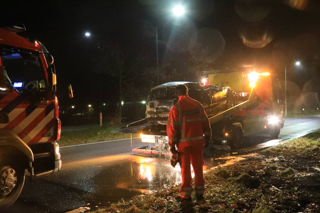 Voertuigbrand laait opnieuw op