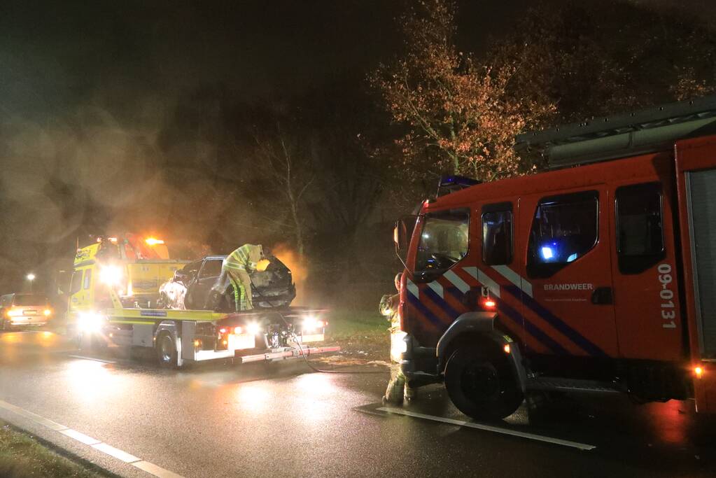 Voertuigbrand laait opnieuw op