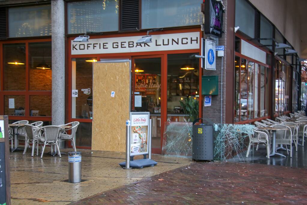 Ruit gesneuveld door zwaar vuurwerk