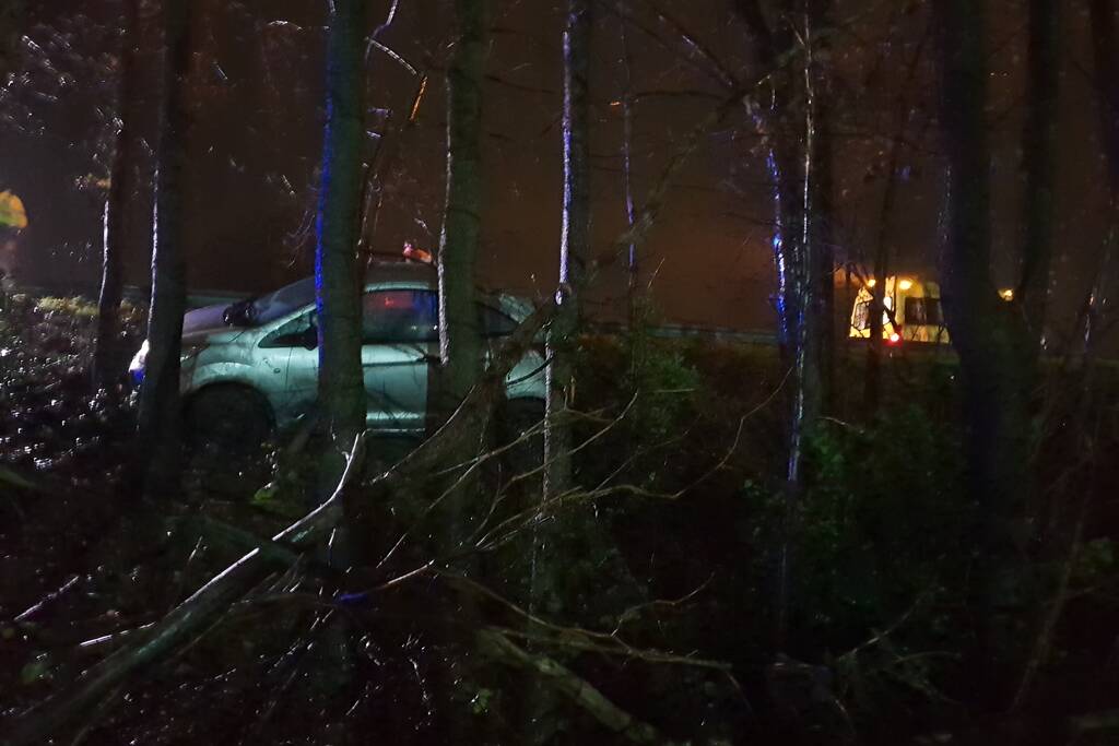 Auto beland naast de snelweg, Ã©Ã©n gewonde