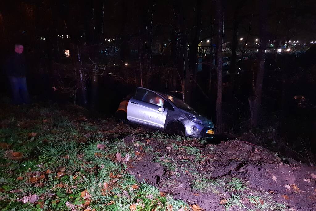 Auto beland naast de snelweg, Ã©Ã©n gewonde