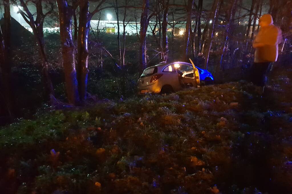 Auto beland naast de snelweg, Ã©Ã©n gewonde