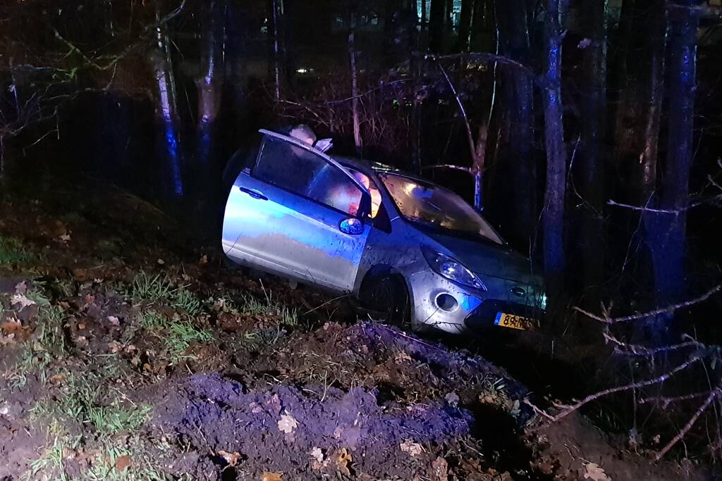 Auto beland naast de snelweg, Ã©Ã©n gewonde