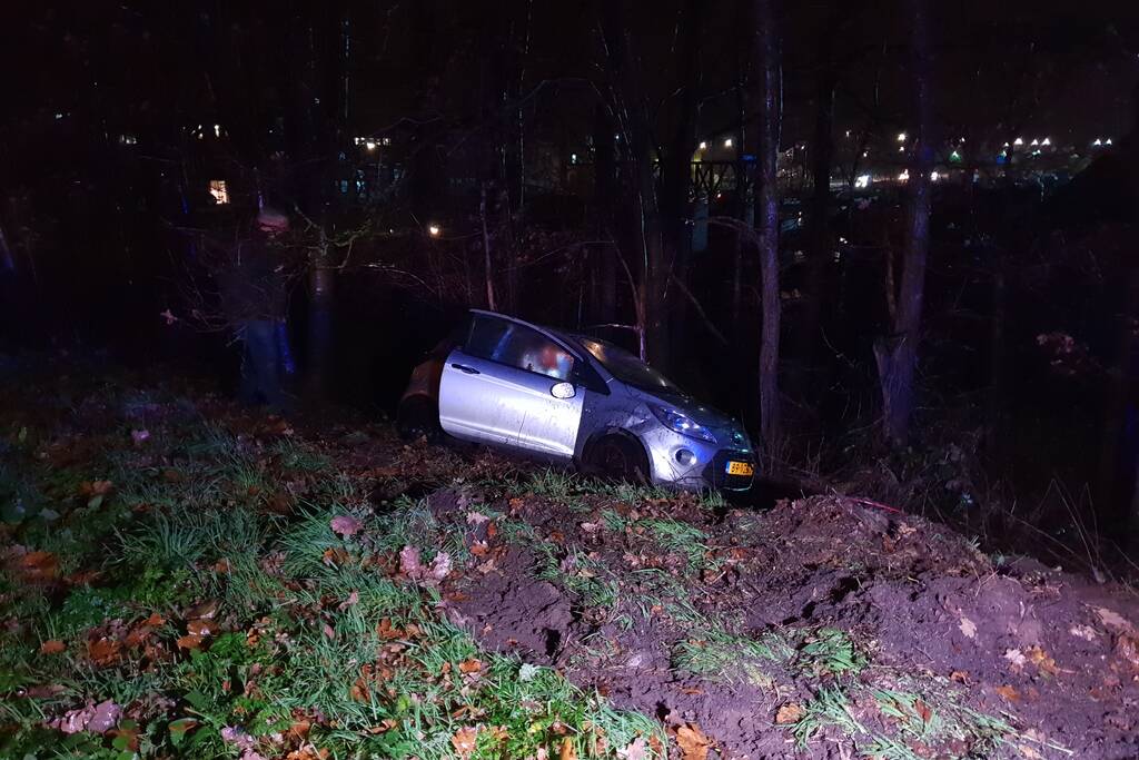 Auto beland naast de snelweg, Ã©Ã©n gewonde
