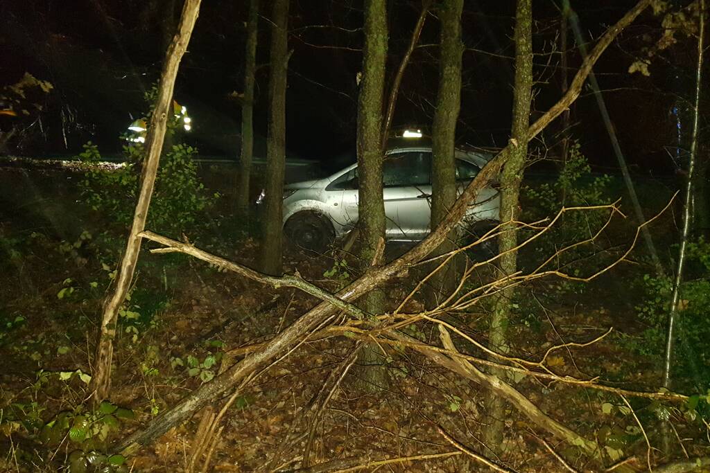 Auto beland naast de snelweg, Ã©Ã©n gewonde