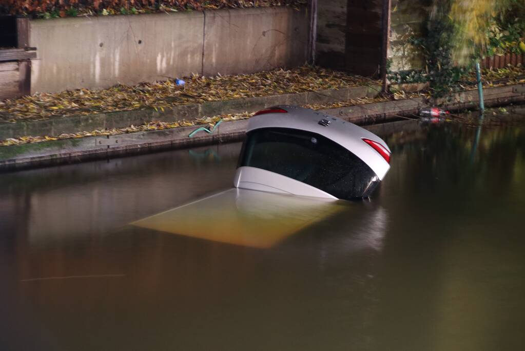 Klassieke fout, auto kopje onder