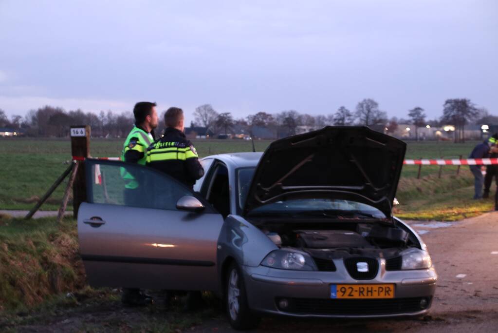 Bestuurster botst op boom en raakt gewond