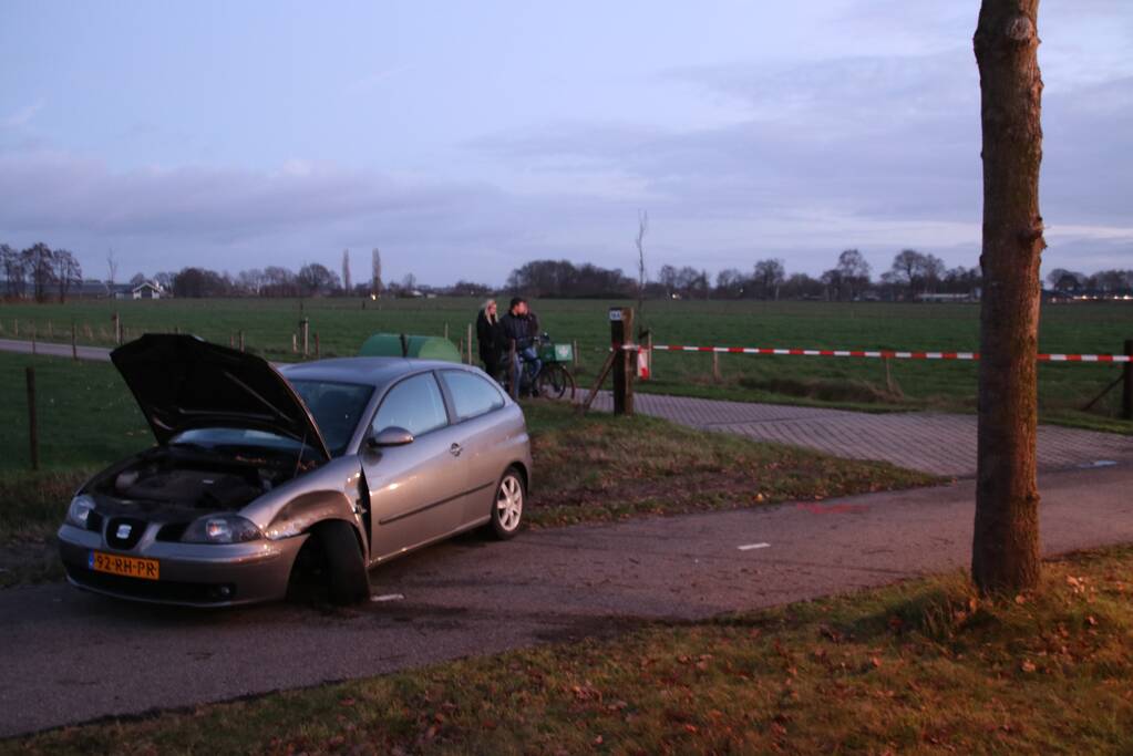 Bestuurster botst op boom en raakt gewond