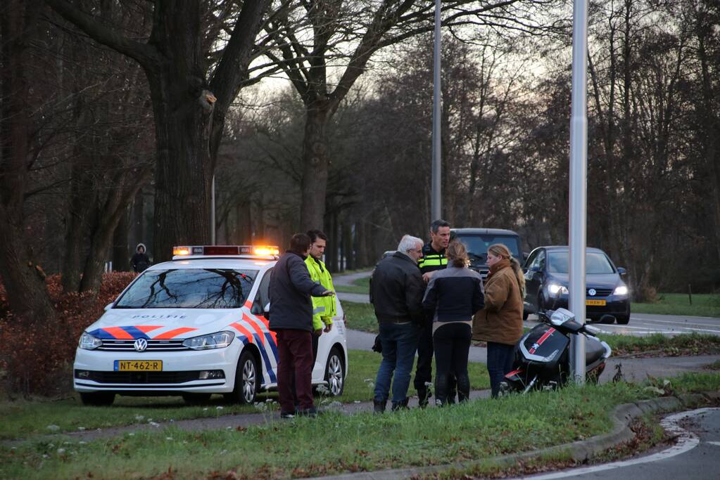 Brommer aangereden op rotonde