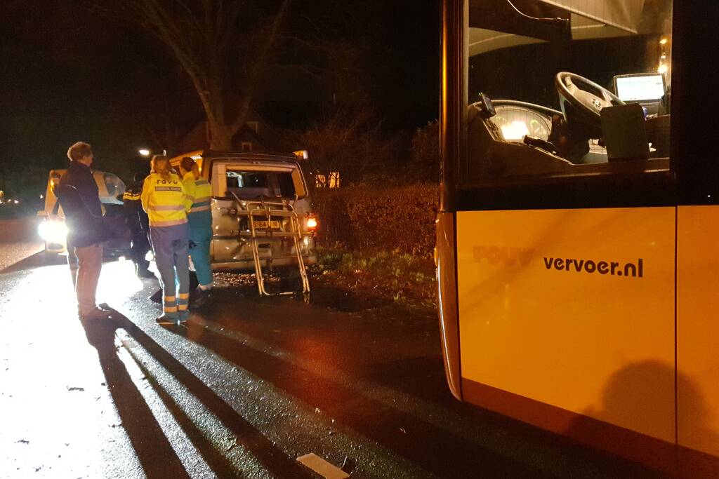 Aanrijding tussen personenbus en stadsbus