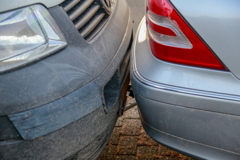 Voertuigen aan elkaar vast na ongeval