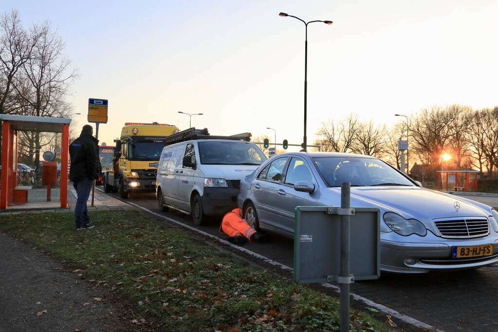 Voertuigen aan elkaar vast na ongeval