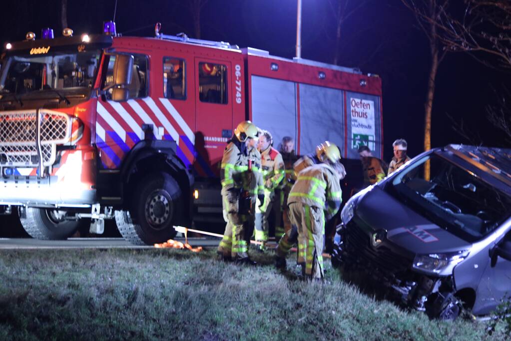 Bestuurder van bestelbus ramt politieauto en raakt van de weg