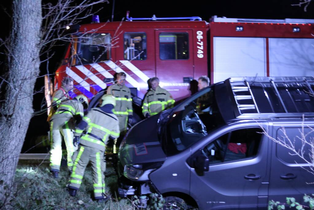Bestuurder van bestelbus ramt politieauto en raakt van de weg