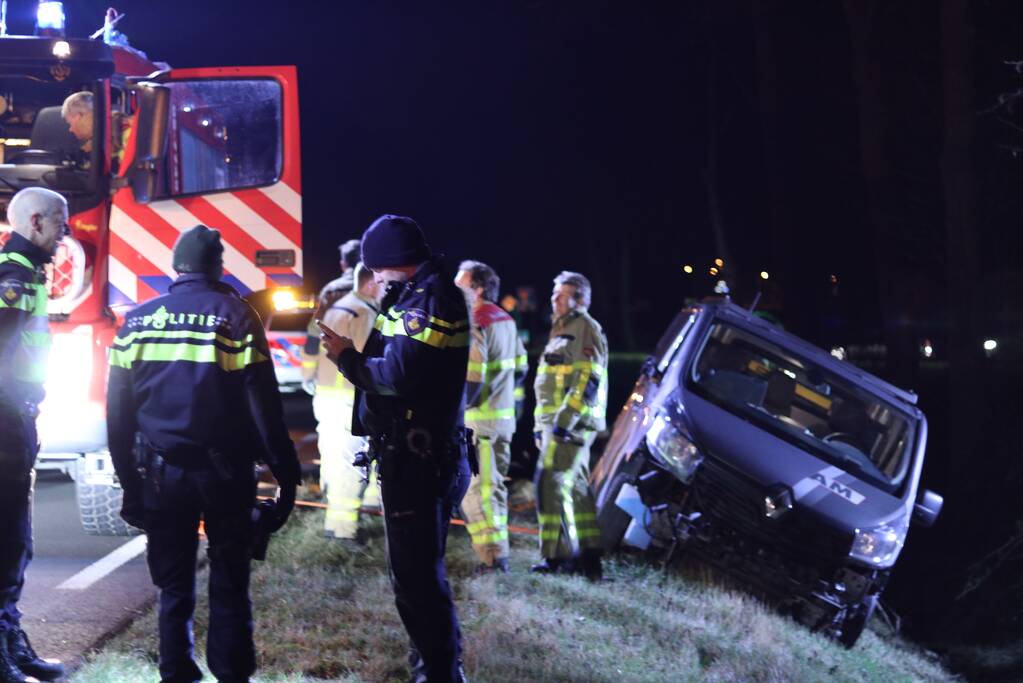Bestuurder van bestelbus ramt politieauto en raakt van de weg
