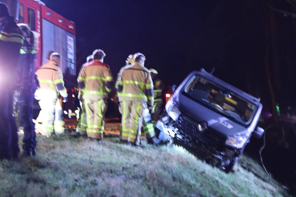 Bestuurder van bestelbus ramt politieauto en raakt van de weg