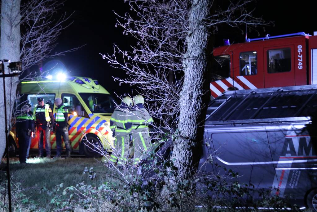 Bestuurder van bestelbus ramt politieauto en raakt van de weg