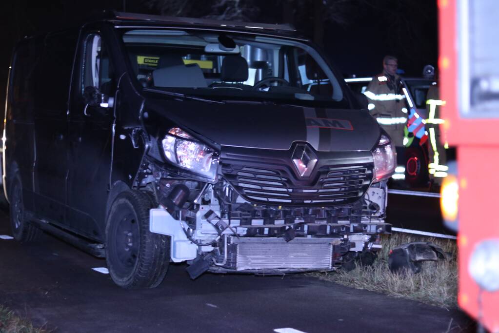 Bestuurder van bestelbus ramt politieauto en raakt van de weg