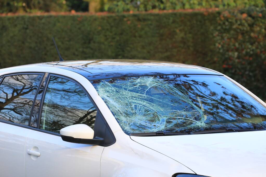 Fietser zwaargewond door aanrijding