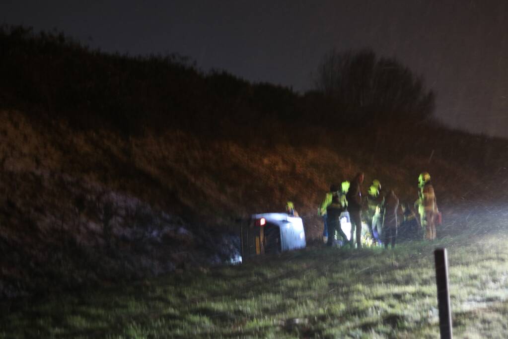 Auto raakt van de snelweg