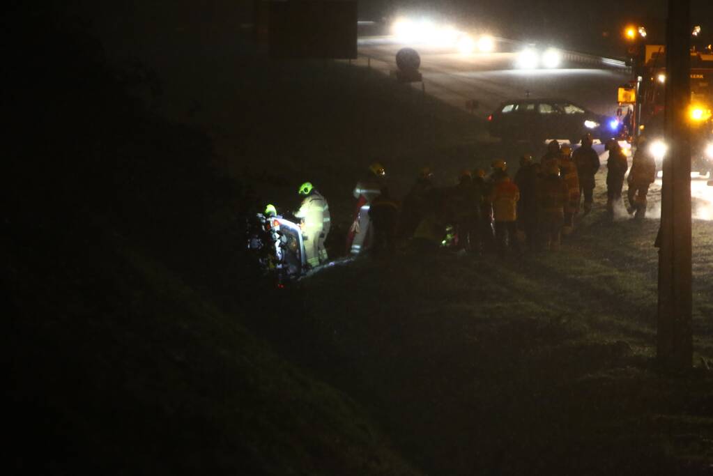 Auto raakt van de snelweg